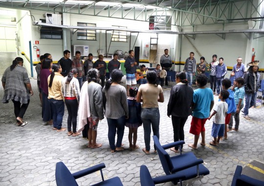 Os manifestantes reclamam das condicoes precarias de saúde nas aldeias e reivindicam a saida da gestora dos assuntos indigenas.