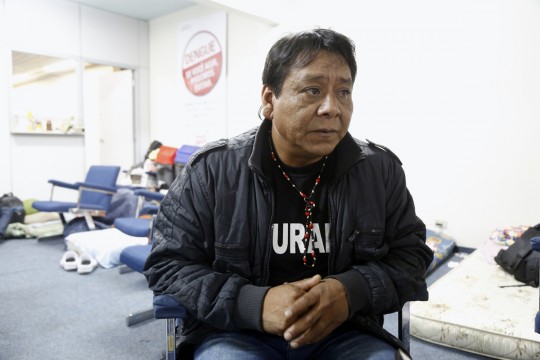 Os manifestantes reclamam das condicoes precarias de saúde nas aldeias e reivindicam a saida da gestora dos assuntos indigenas.