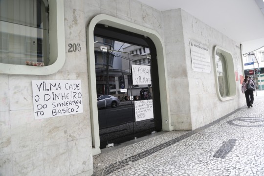 Os manifestantes reclamam das condicoes precarias de saúde nas aldeias e reivindicam a saida da gestora dos assuntos indigenas.