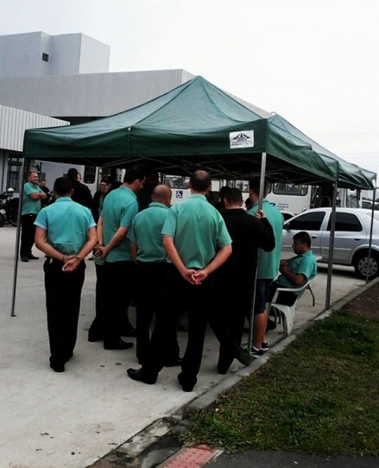 Funcionários da Viação Tindiquera estão de braços cruzados. Foto: Agência Confraria.