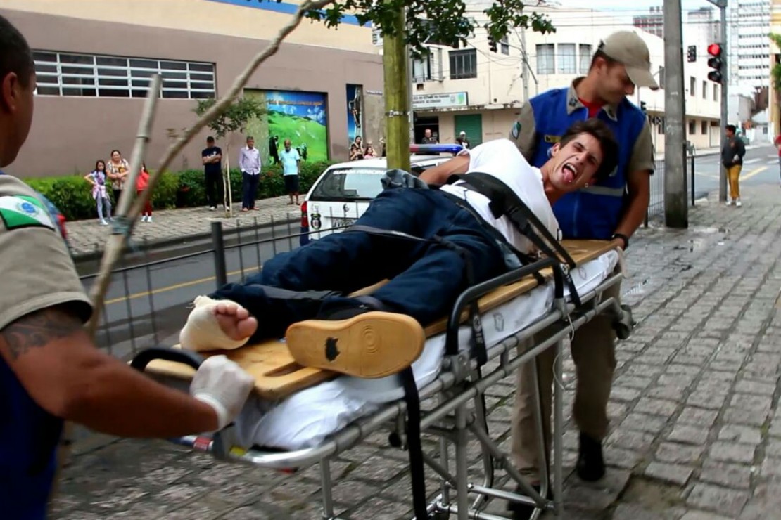 Jovem teve a arma apreendida e foi baleado no pé. Foto: Átila Alberti