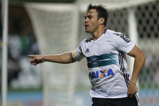 Artilheiro do futebol paranaense, com 23 gols, Kléber foi decisivo para o Coritiba. Foto: Henry Milleo