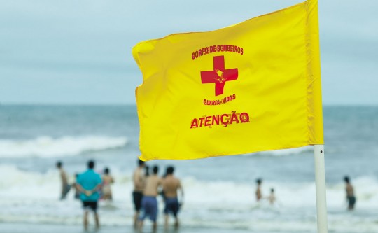 É essencial respeitar a balneabilidade e evitar águas impróprias. Foto: Hugo Harada.