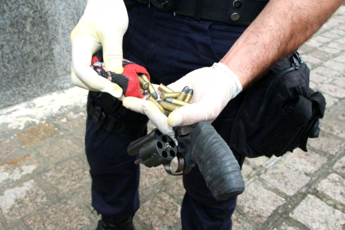 Além de cinco balas no tambor do revólver, a polícia também apreendeu mais 15 projéteis em uma meia na mochila (Foto: Átila Alberti).