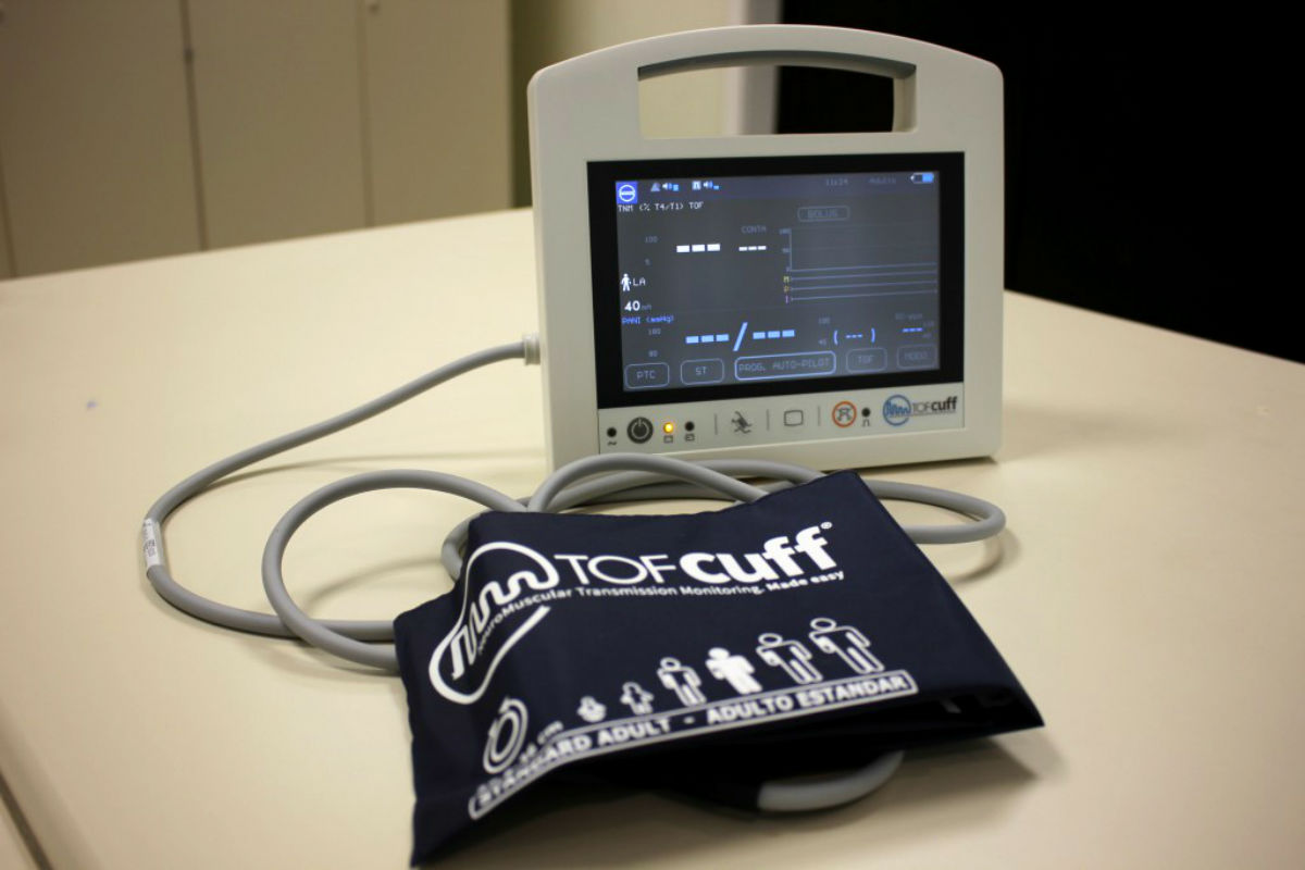 Monitor portátil, inédito no país, que vai ser usado quando um paciente for anestesiado (Foto: Divulgação/Tecpar).. 