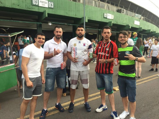 Torcedores de vários times juntos no Couto Pereira. Foto: Ricardo Brejinski