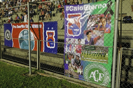Torcedores lembraram o caráter "eterno" de Caio Júnior. Foto: Antônio More
