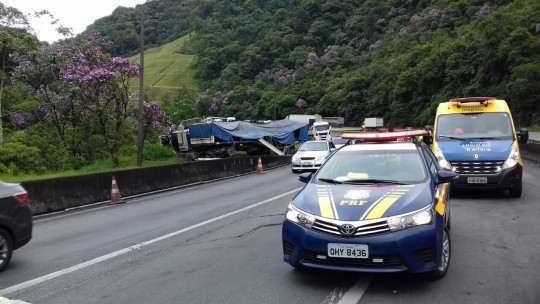 Caminhão sai da pista BR-376 01 - PRF