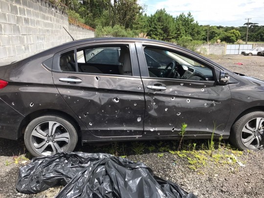 O veículo ficou complemente cravado pelas balas. Foto: PRF.