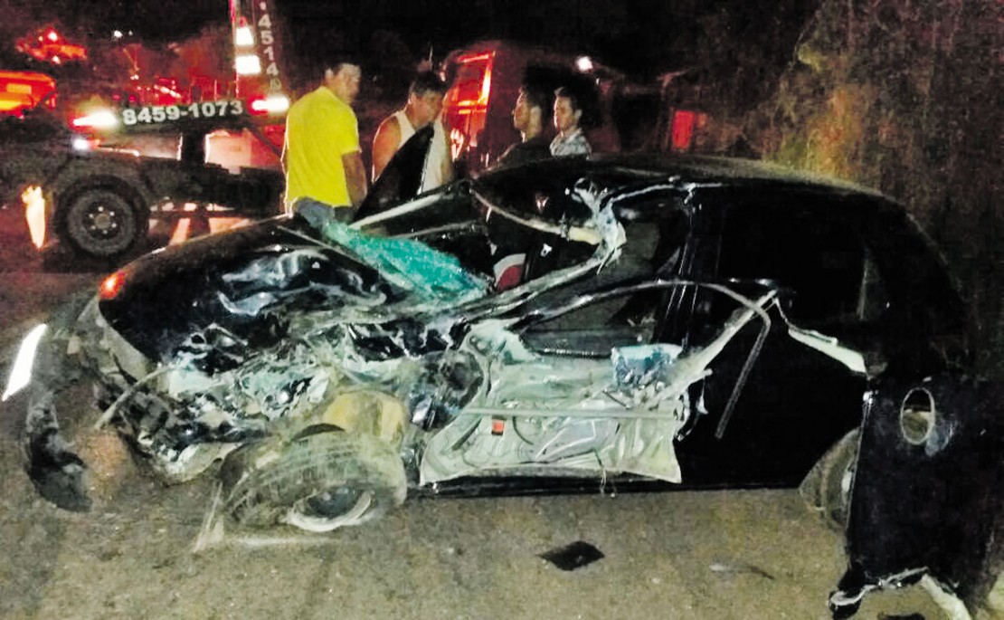 Carro de Everton ficou destruído após a batida. Jovem está internado em coma e família está na bronca com a Polícia. Foto: Arquivo Pessoal.