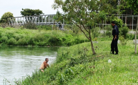 Logo após o salvamento feito pelo Corpo de Bombeiros o homem pulou pra água. Fotos: Rodrigo Félix Leal.