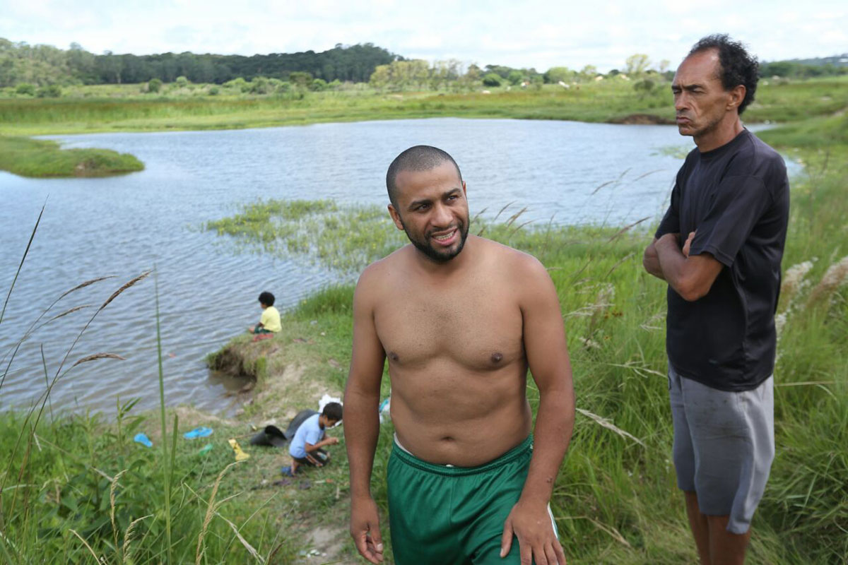 O pescador Cláudio salvou a vida de um garoto. Foto: Giuliano Gomes