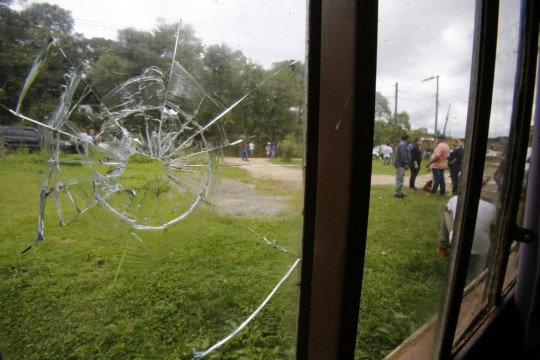 Tiros atingiram janela. Foto: Pedro Serápio.