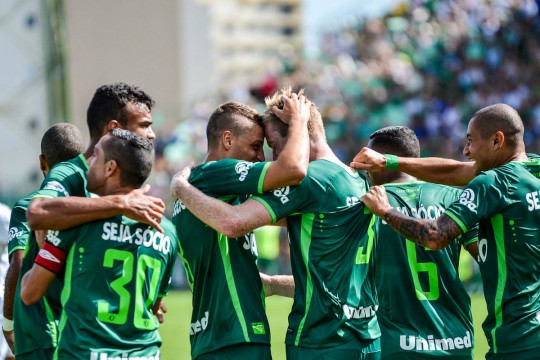 Jogadores da Chapecoense comemoram o primeiro gol da Chapecoense na partida. O primeiro da nova era do clube. Foto: Tarlia Wolski/Estadão Conteúdo)