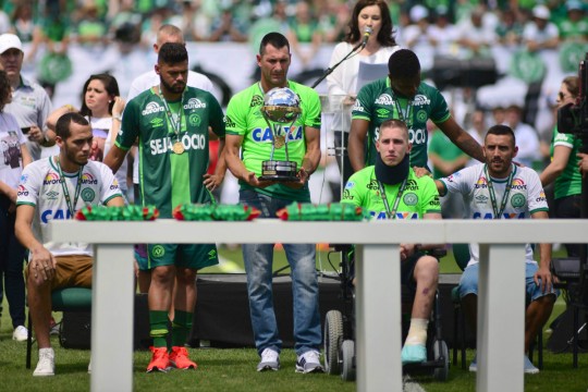 Sobreviventes do fatídico acidente aéreo, Neto, Follmann e Alan Ruschel estiveram na Arena Condá e receberam as medalhas e o troféu pelo título da Copa Sul-Americana. Foto: Antonio Cícero/Estadão Conteúdo