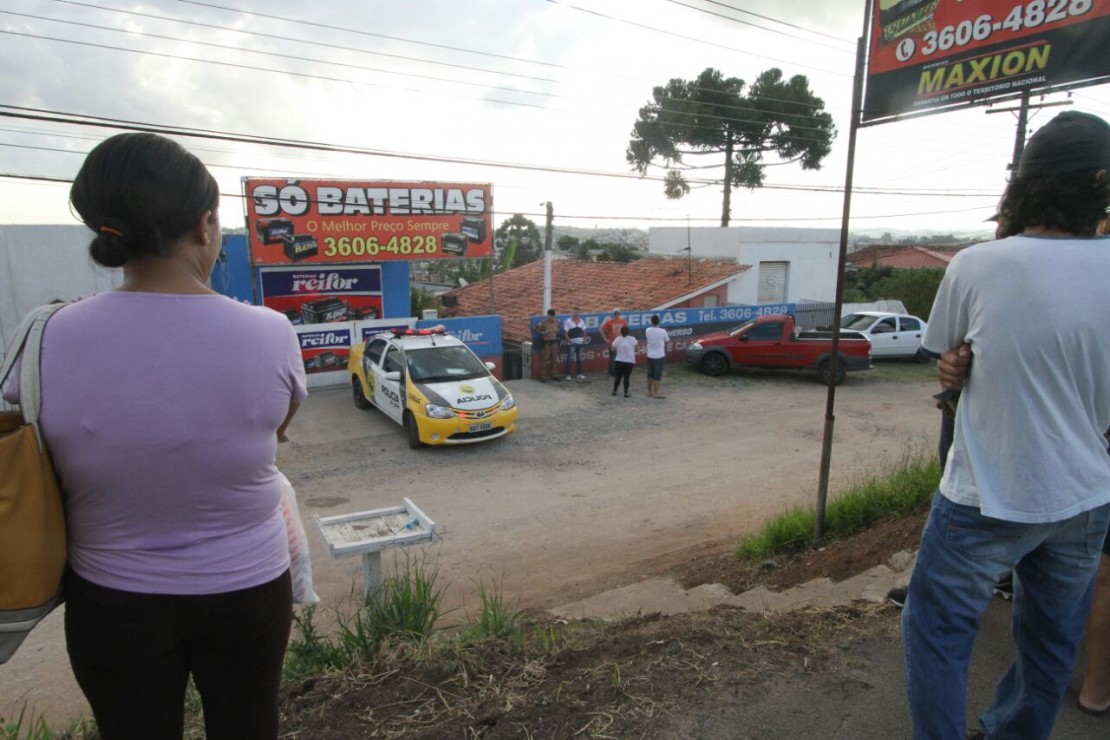 Dupla tentou assaltar loja com armas de brinquedo e levou a pior.