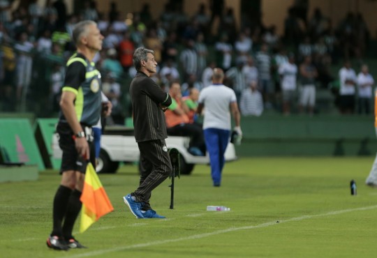 "Gosto e quero ver equipes competitivas", comentou Paulo César Carpegiani na vitória contra o Paraná. Foto: Antonio More
