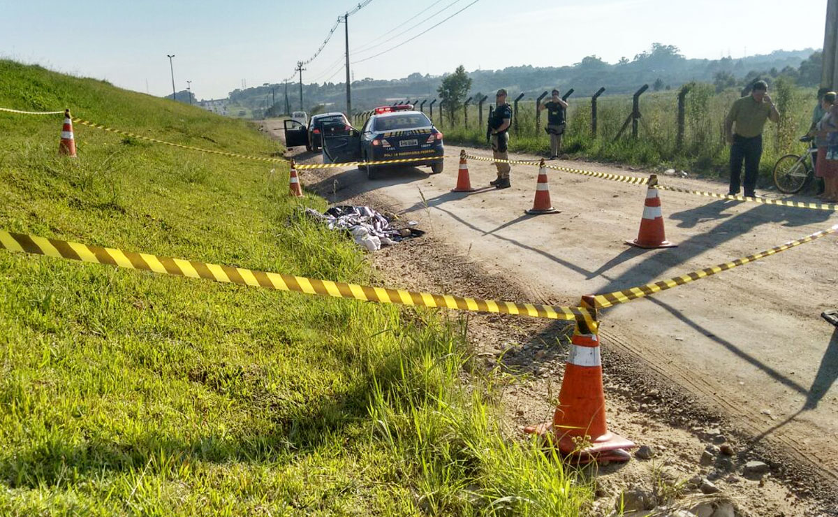 PRF encontra corpo de homem enrolado em cobertores na BR-116. Foto: Divulgação/PRF.