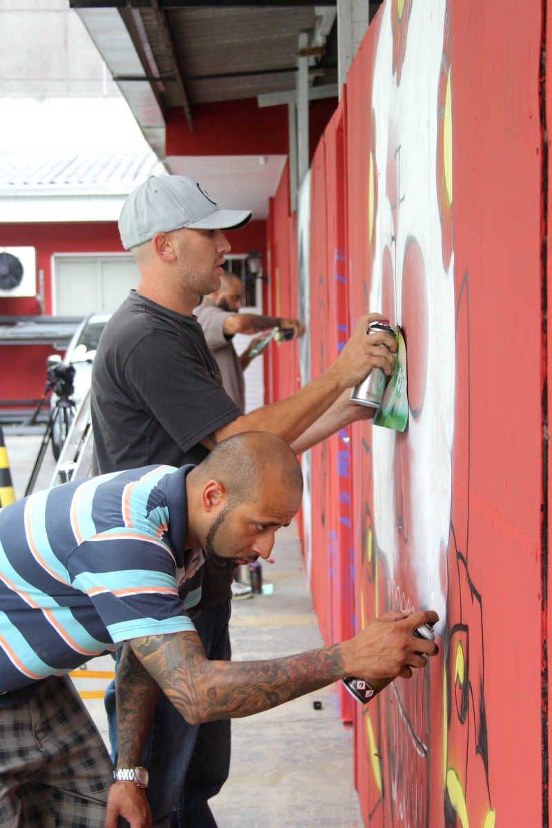 Grafiteiros participaram de evento de promoção da loja (Foto: Raquel Tannuri Santana).