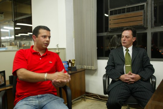 Ao lado do ex-assessor de imprensa Sandro Gusso, Moro rebateu as acusações do dossiê na redação da Tribuna. Foto: Arquivo