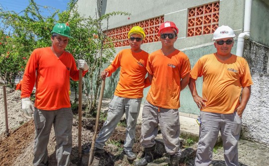 Obras da Sanepar em 31 frentes de trabalho geram emprego formal em Matinhos e Pontal, Eziel (capacete verde), Ailton (amarelo), Elcio (vermelho) e Leandro (branco) .Foto: Sanepar.