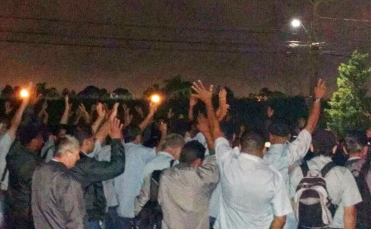 Motoristas e cobradores não receberam o vale-mercado e decidiram cruzar os braços. Foto: Sindimoc.