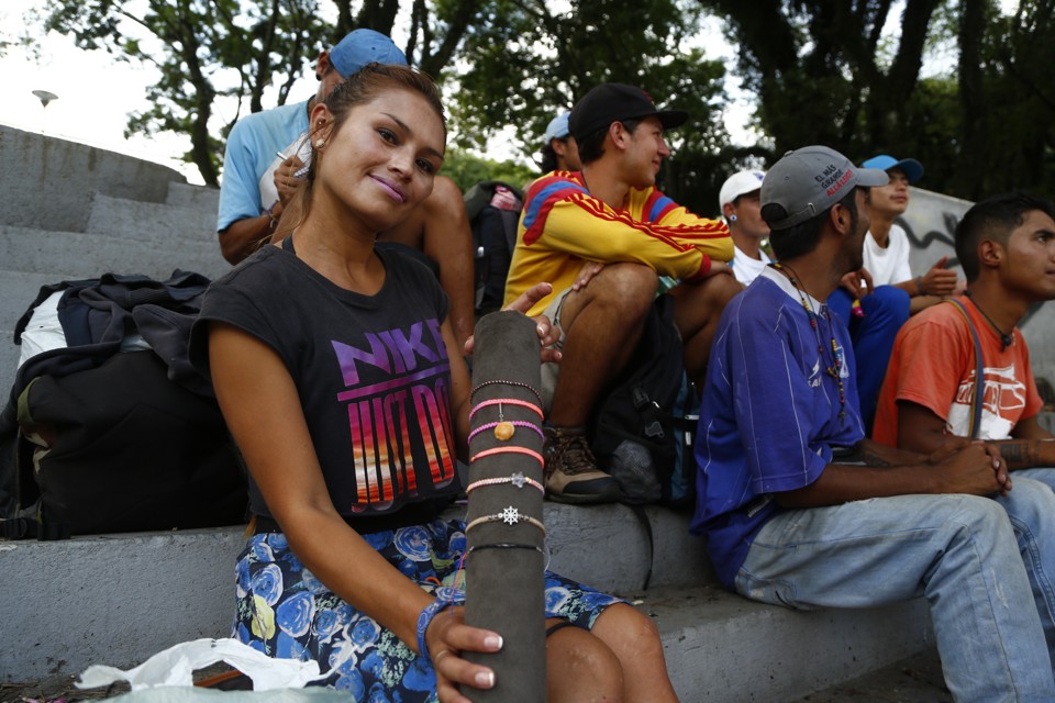 Os colombianos estavam vendendo balas e artesanato para arrecadar fundos para comprar os ingressos. Foto: Henry Milleo