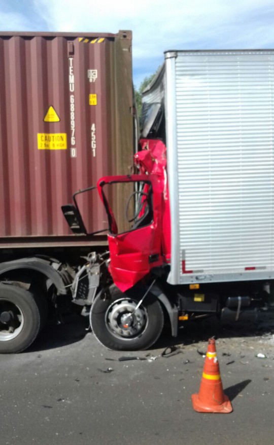Motorista não conseguiu sobreviver, após ficar prensado nas ferragens do caminhão que dirigia. Foto: Divulgação/PRF