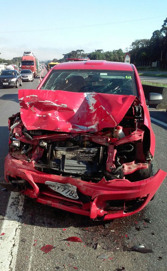 Dois veículos envolvidos no acidente na BR-376 na manhã desta sexta-feira (17) sofreram grandes danos. Foto: Colaboração/Rede News