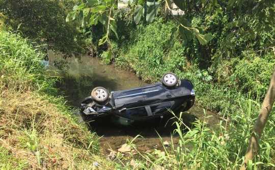 Antes de cair no rio, carro atingiu uma criança de 10 anos que estava nas proximidades. Foto: Felipe Rosa