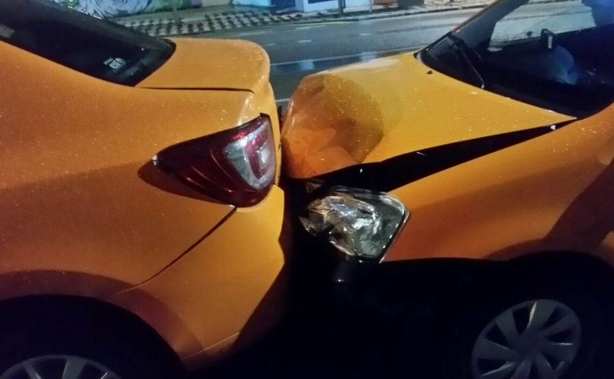 Cinco táxis estacionados na Travessa Nestor de Castro foram atingidos. Foto: Colaboração