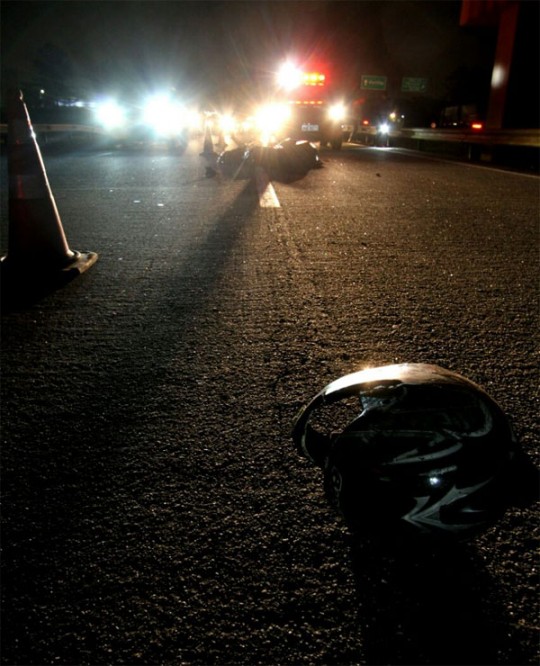 O rapaz de moto morreu na hora, ao lado do capacete que chegou se soltar sozinho. Fotos: Rodrigo Félix Leal.