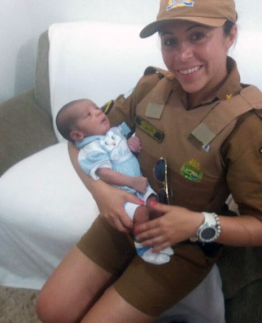 Grávida em trabalho de parto foi ajudada por policiais e Pietro Gabriel nasceu bem. Foto: PM.