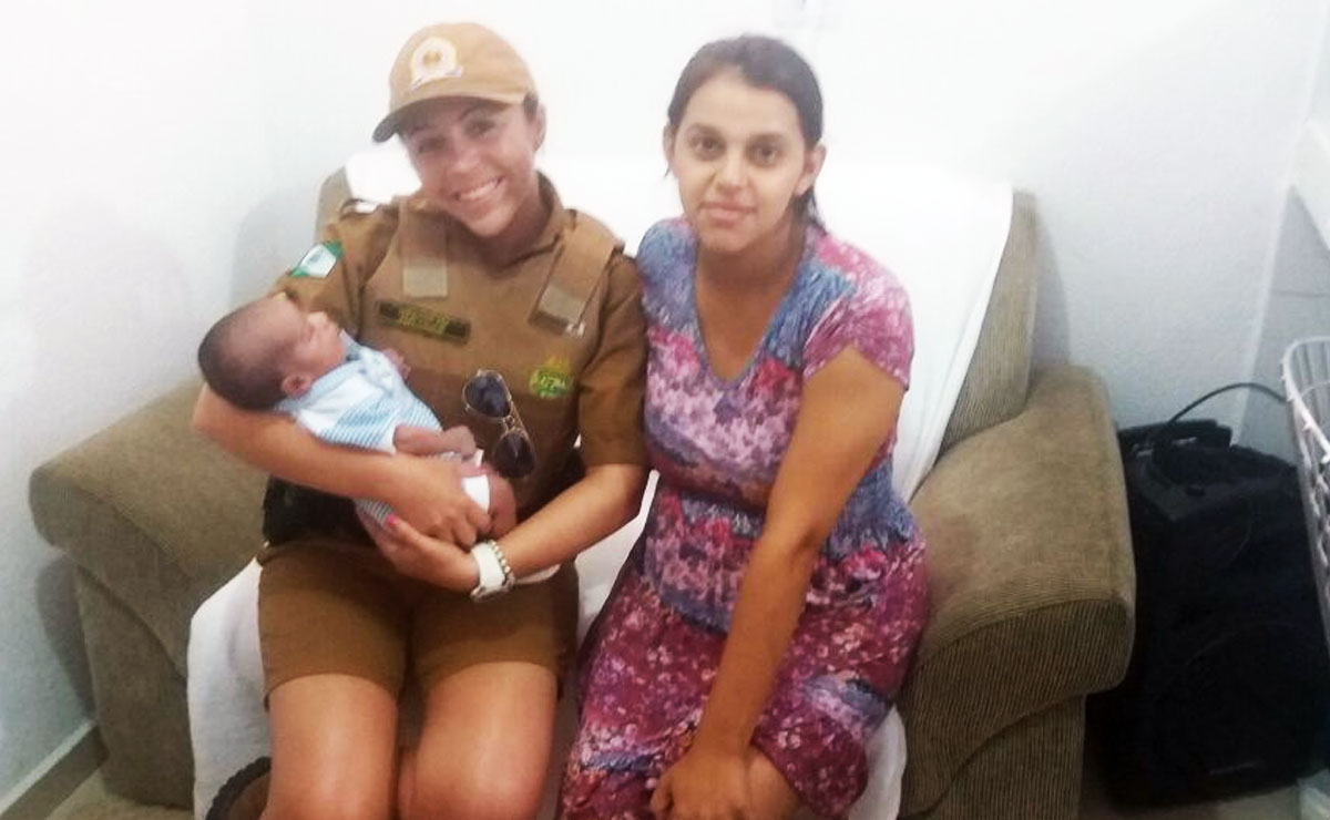 Grávida em trabalho de parto deu à luz o pequeno Pietro após a ajuda dos PMs. Foto: Divulgação/PM.