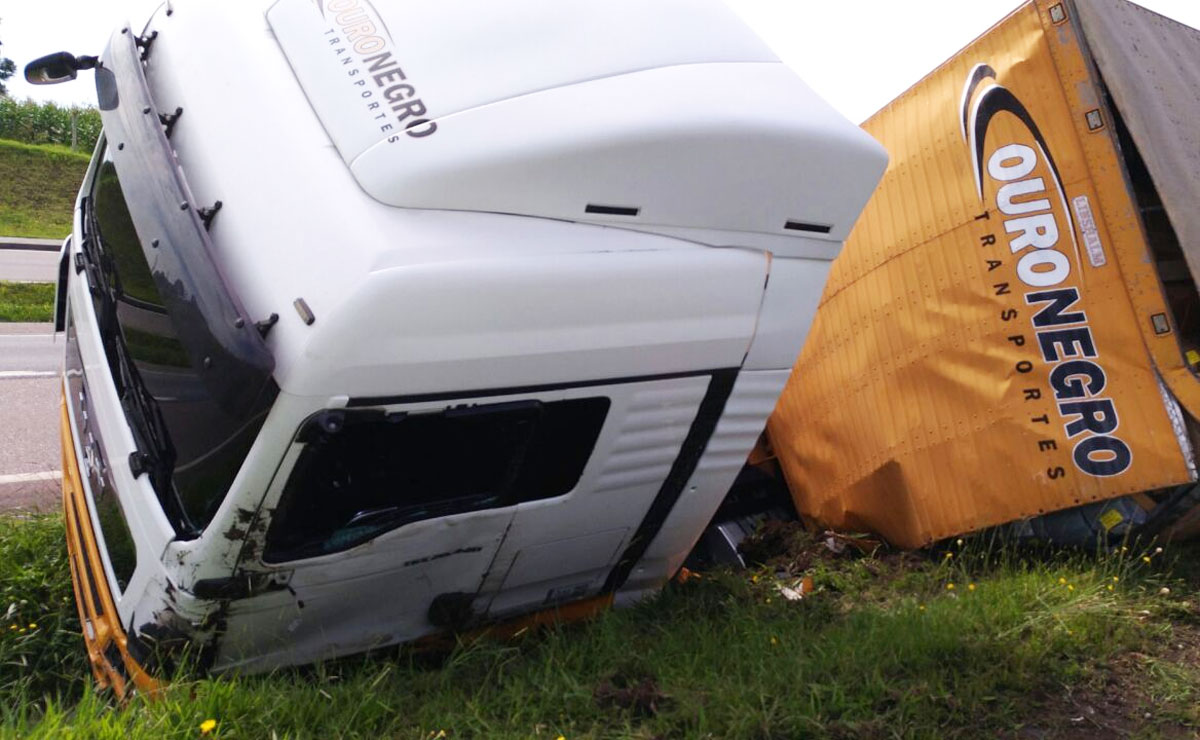 Caminhão tomba na BR-376 e fica preso no canteiro central. Foto: Colaboração/Rede News.