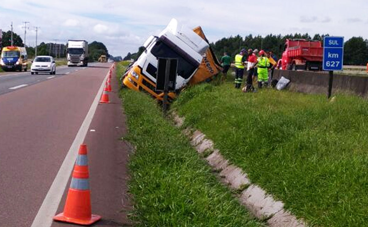 Caminhão tomba na BR-376. Foto: Colaboração/Rede News.