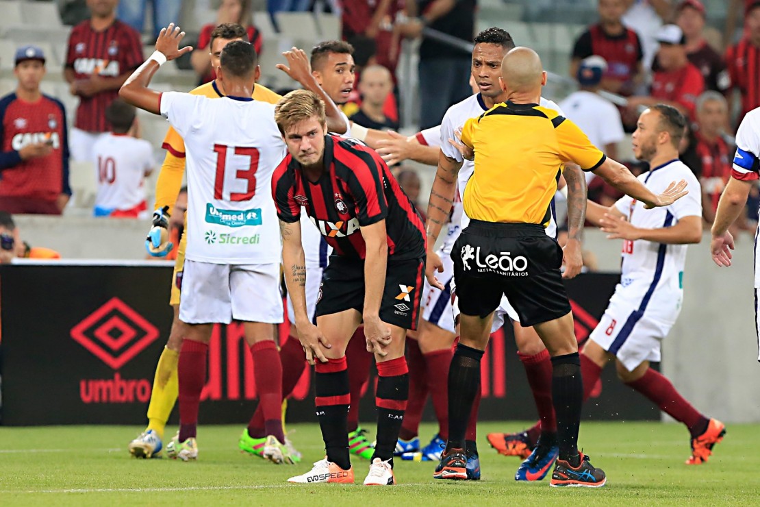 Lúis Henrique perde pênalti na Arena