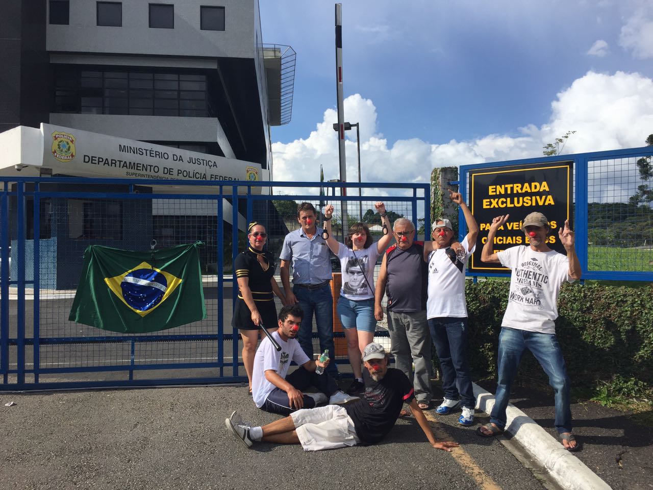 Manifestantes satirizaram presos da Lava Jato em frente à sede da PF em Curitiba. Foto: Felipe Rosa
