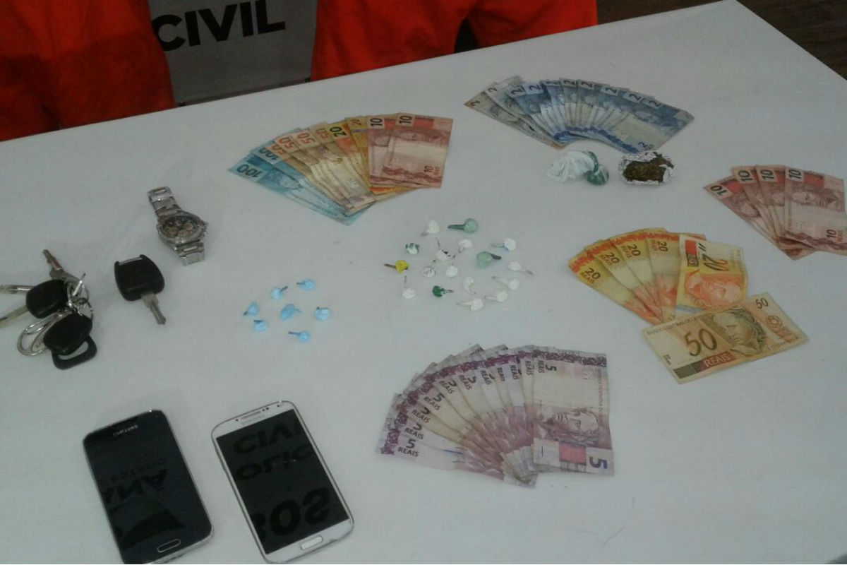Homens foram presos com 24 papelotes de cocaína e maconha. Foto: Gerson Klaina