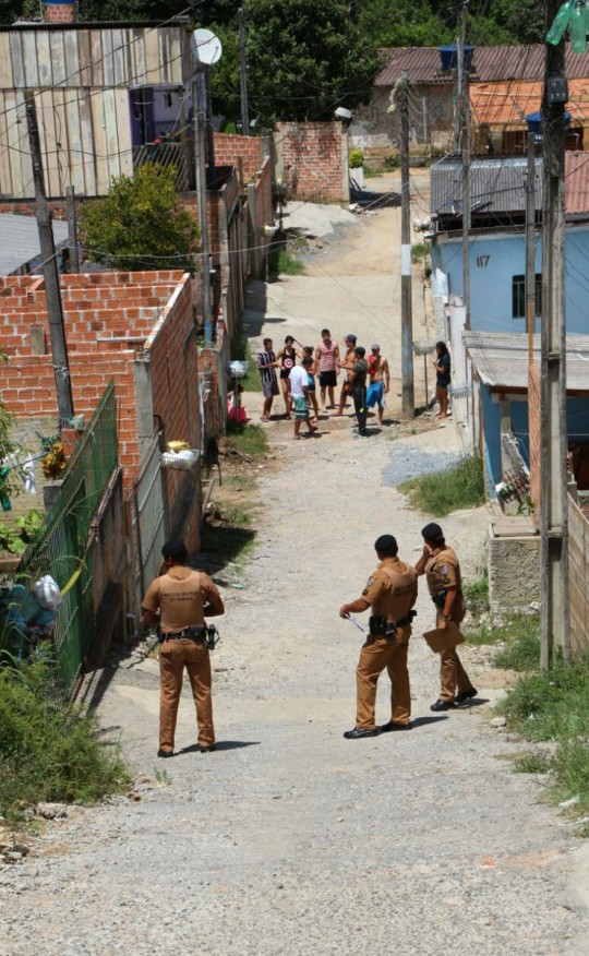Crime aconteceu na Rua Tereza Harley dos Santos, no bairro Bonfim, em Almirante Tamandaré. Foto: Átila Alberti