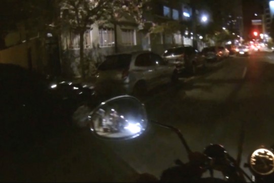 Segundo o motociclista, pelo menos o Celta foi atingido. Foto: Reprodução.