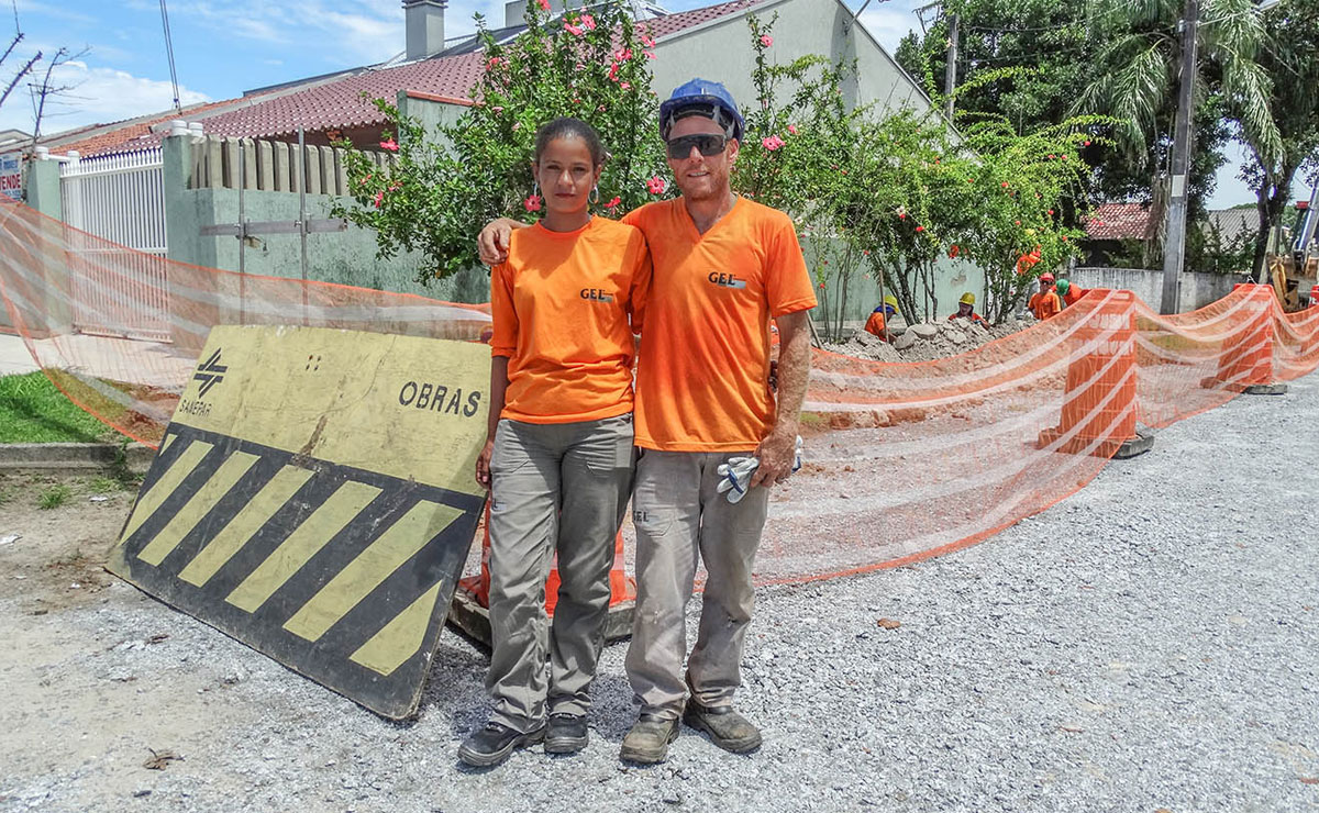 Obras da Sanepar em 31 frentes de trabalho geram emprego formal em Matinhos e Pontal. Marcelo Ramos e Fernanda da Silva, trabalhadores nas obras.Foto: Sanepar.