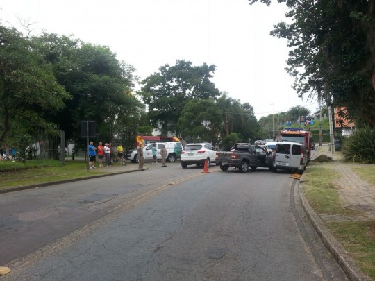 A caminho do hospital, o empresário baleado deu de frente com o carro do suspeito, um Doblo prata. Foto: Colaboração/ Programa 190.