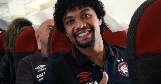 Sorriso de Otávio traduz o otimismo da equipe atleticana pro jogaço contra o Millonarios. Foto: Reprodução