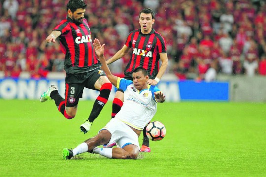 Em jogo pegado, Lucho González não rendeu e Pablo marcou o dele. Foto: Daniel Castellano