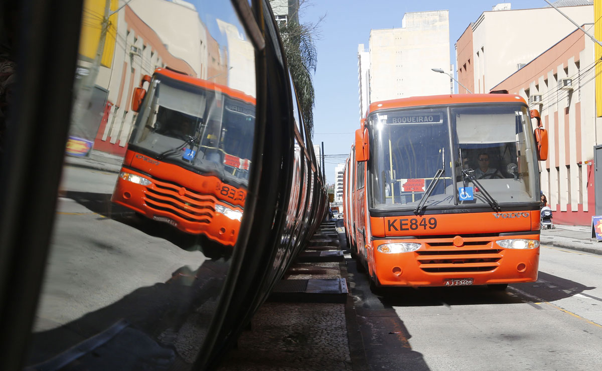 Enquanto autoridades não definem o valor da tarifa de ônibus em Curitiba, povo segue pagando maisFoto: Felipe Rosa.