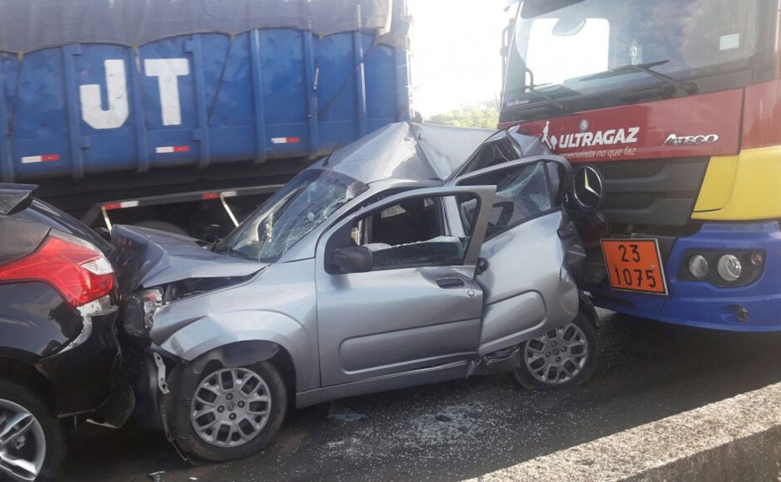 Com o impacto, o Uno ficou prensado entre o Focus e o caminhão Foto: Colaboração/Michael Martins.