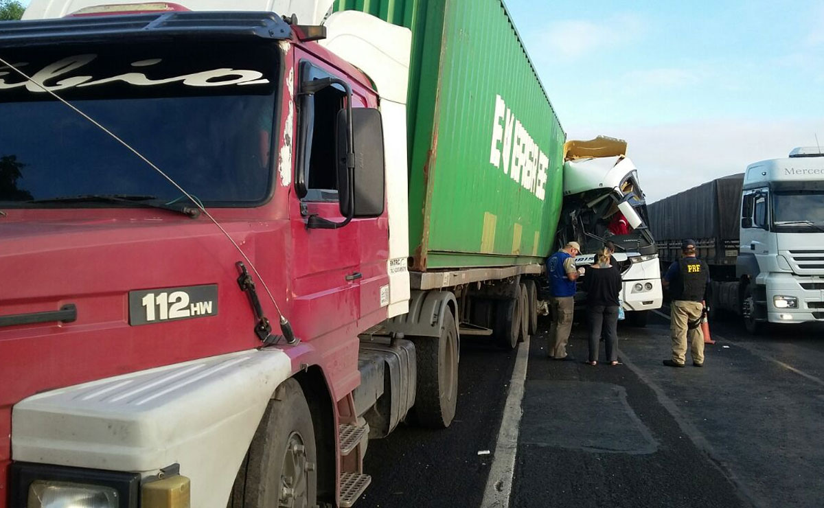 Um dos feridos graves é o motorista do caminhão, que estava embaixo do veículo fazendo um reparo. Foto: PRF.