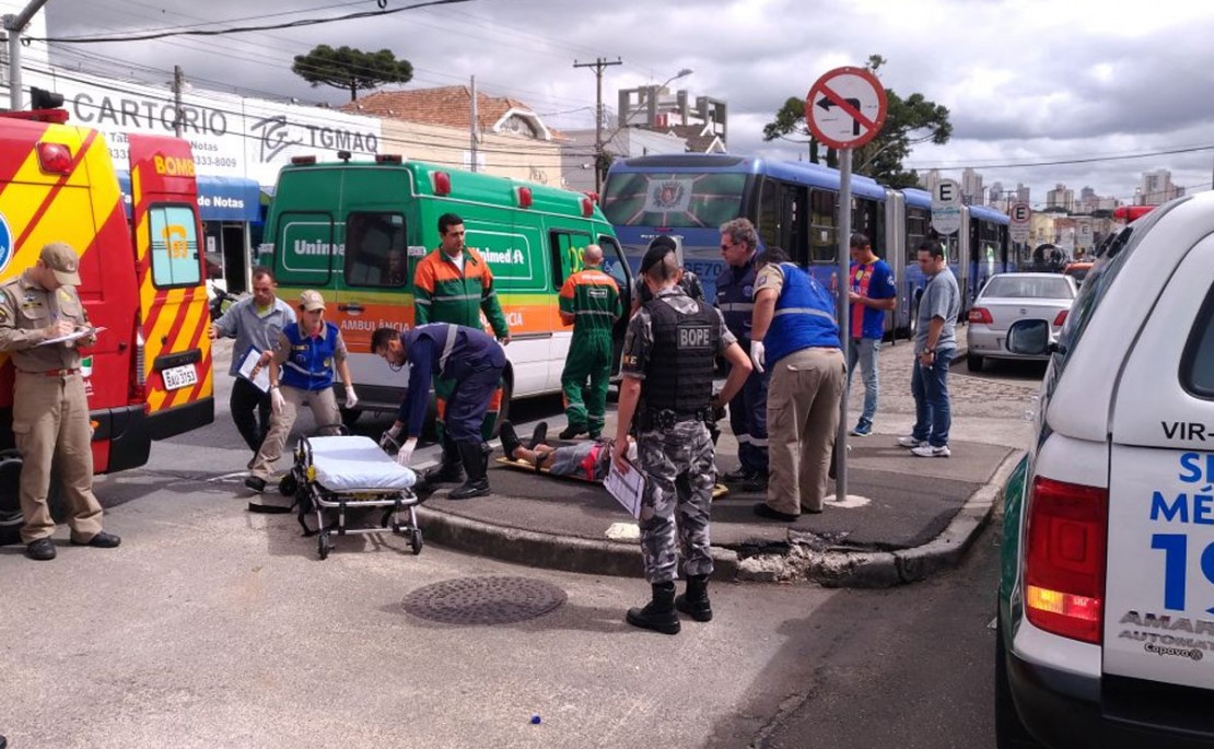 Rapaz de skate é atropelado por biarticulado no Rebouças. Foto: Colaboração/ Geziel Silva.