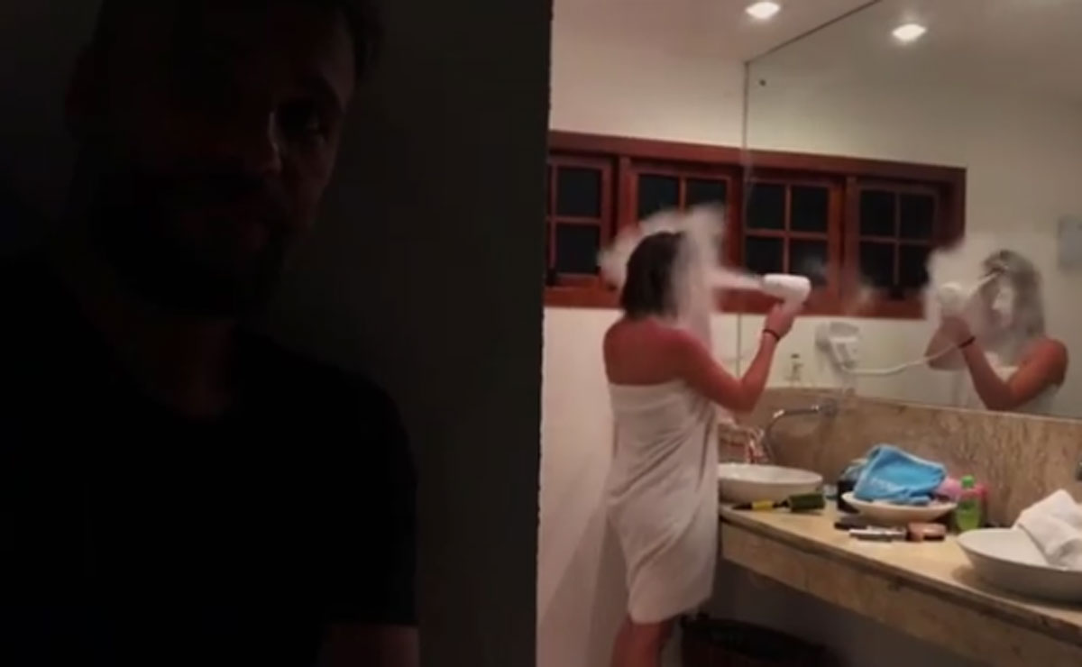 Bruno Gagliasso coloca farinha no secados de Giovanna Ewbank. Foto: Reprodução/Instagram.